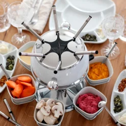 Die moderne Hausfrau Fondueset 1 x Fonduetopf, 1 x Spritzschutz, 1 x Rechaud mit Drehkarusell, 1 x Brenner, 6 x Fonduegabeln, 6 x Fonduelöffel, 6 x Schälchen, 6 x Fondueteller