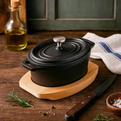 Die moderne Hausfrau Freyersbacher Mini Cocotte 12x8,5 cm Gusseisen, Kleiner Emaille Topf | Oval, mit Brett und Tuch