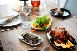 Die moderne Hausfrau Plattenset, Keramik Isora Schwarz