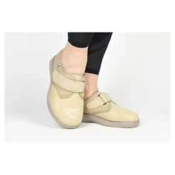 Damen Die moderne Hausfrau Verbandschuh Zürich sand