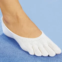 Die moderne Hausfrau Zehenfüßlinge weiß